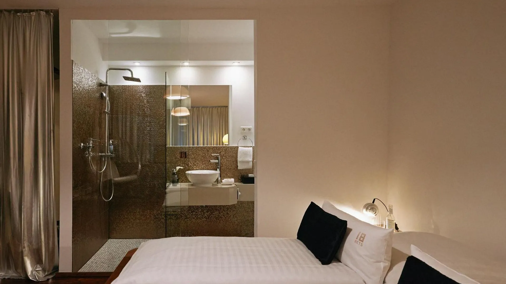 18Arts Hotel - Living In A Gallery! Köln 4*,